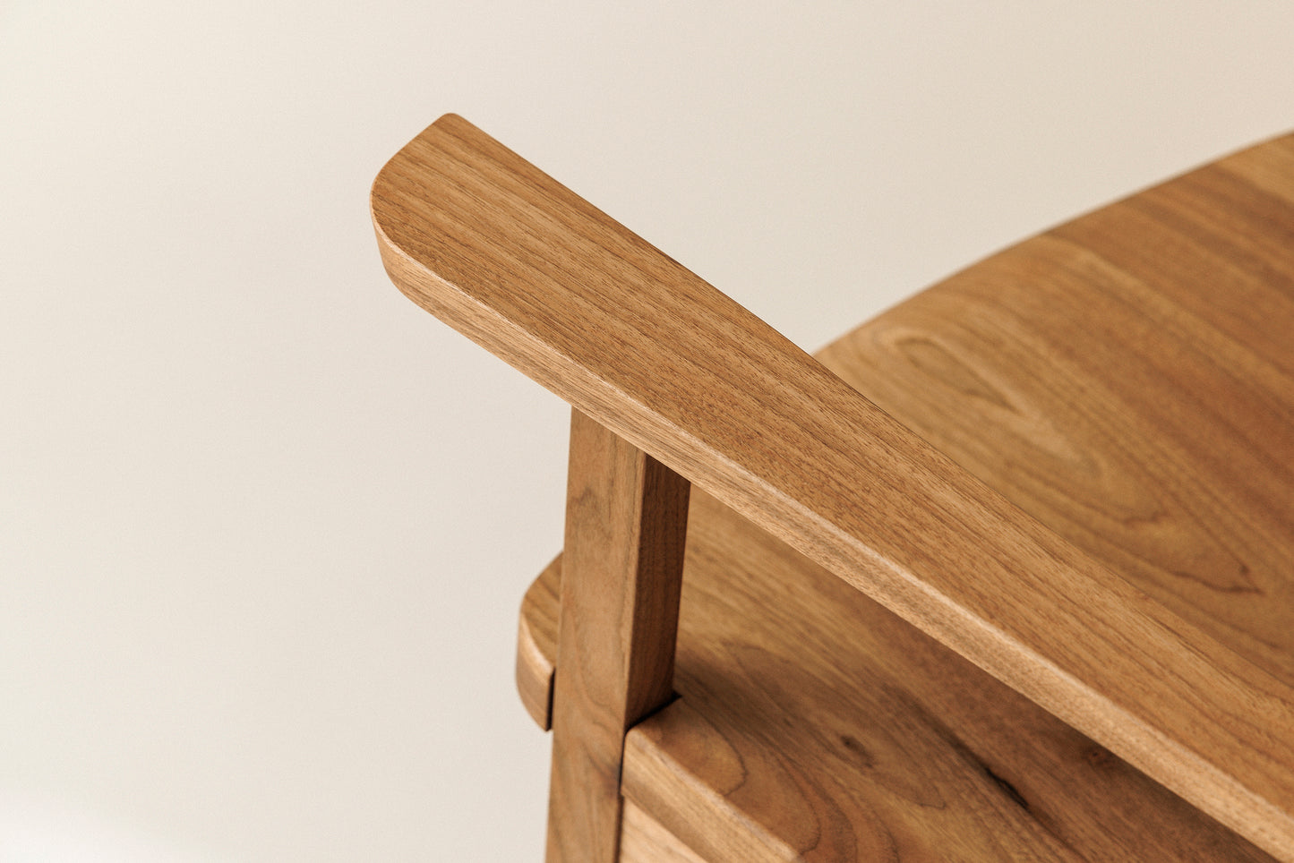 #64 Chair(armrest)