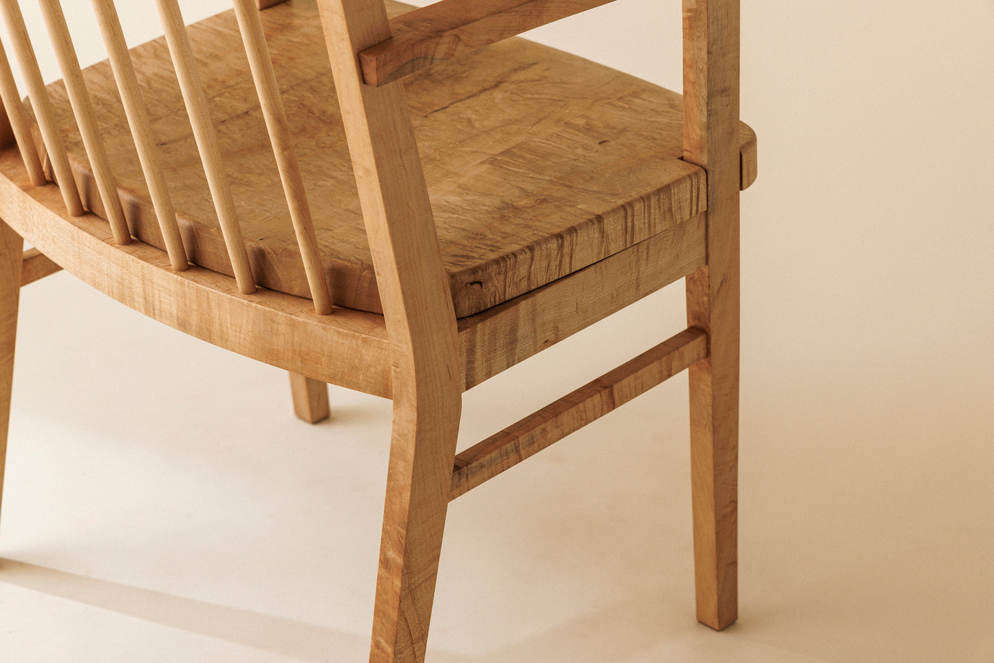 #68 Chair(armrest)