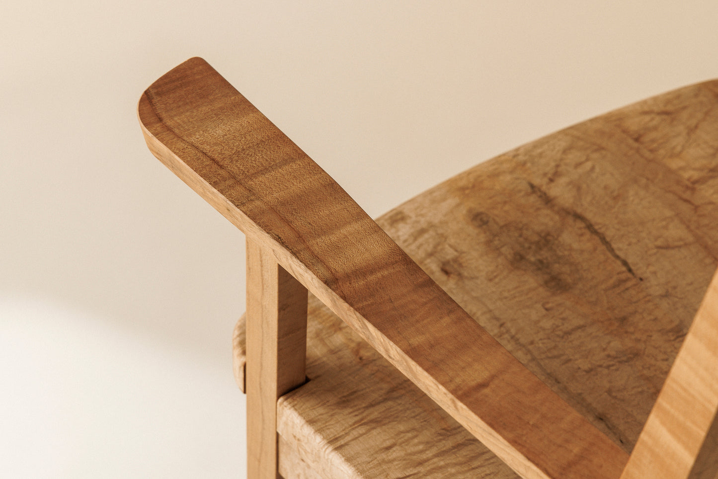 #68 Chair(armrest)